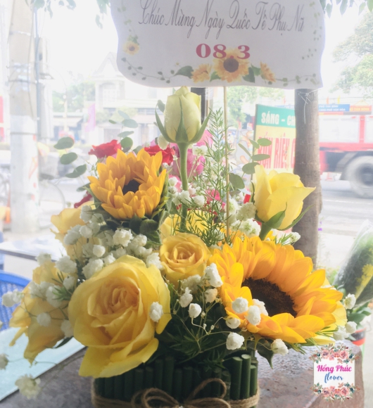 Hộp hoa ở Bình Dương tông vàng xinh xắn, đều 4 mặt, tặng sinh nhật, khai trương, trang trí bàn ăn 